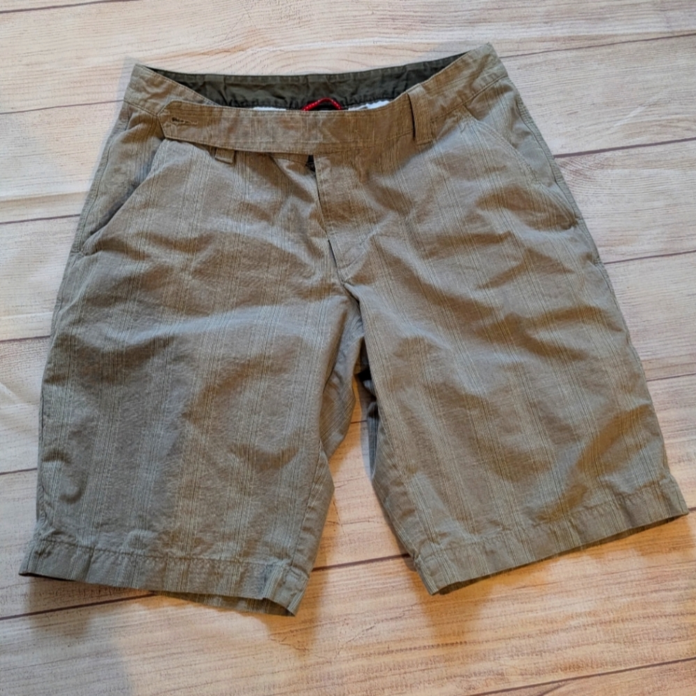 The North Face Women's Casual hiking Pinstripe Shorts. Size 10